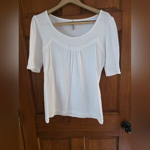 Cubism Women's White Scoop Neck Short Sleeve Tee with Gathered Front